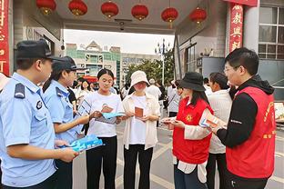 詹蜜上线~陈冠希携妻女现身湖人主场 前排观看圣诞大战